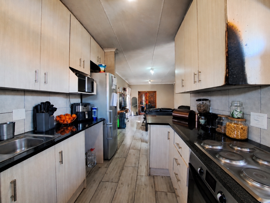 3 Bedroom Property for Sale in Die Hoewes Gauteng