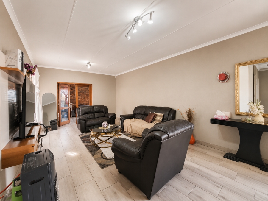 3 Bedroom Property for Sale in Die Hoewes Gauteng
