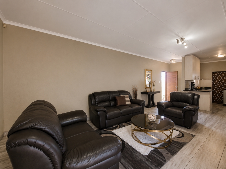 3 Bedroom Property for Sale in Die Hoewes Gauteng
