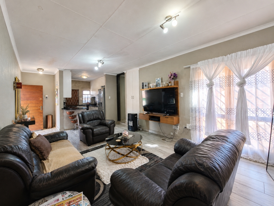 3 Bedroom Property for Sale in Die Hoewes Gauteng