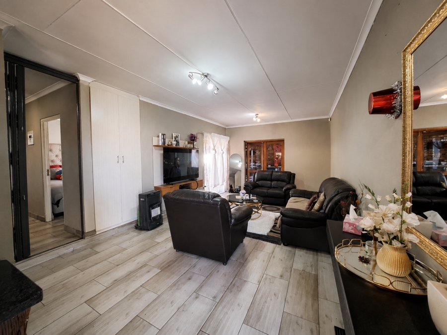 3 Bedroom Property for Sale in Die Hoewes Gauteng