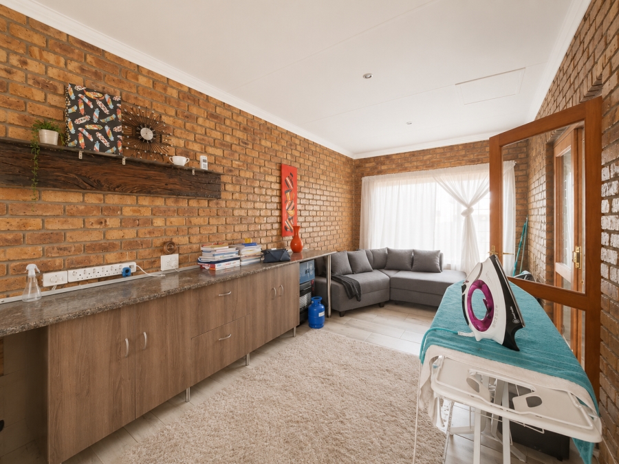3 Bedroom Property for Sale in Die Hoewes Gauteng