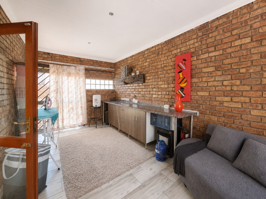 3 Bedroom Property for Sale in Die Hoewes Gauteng