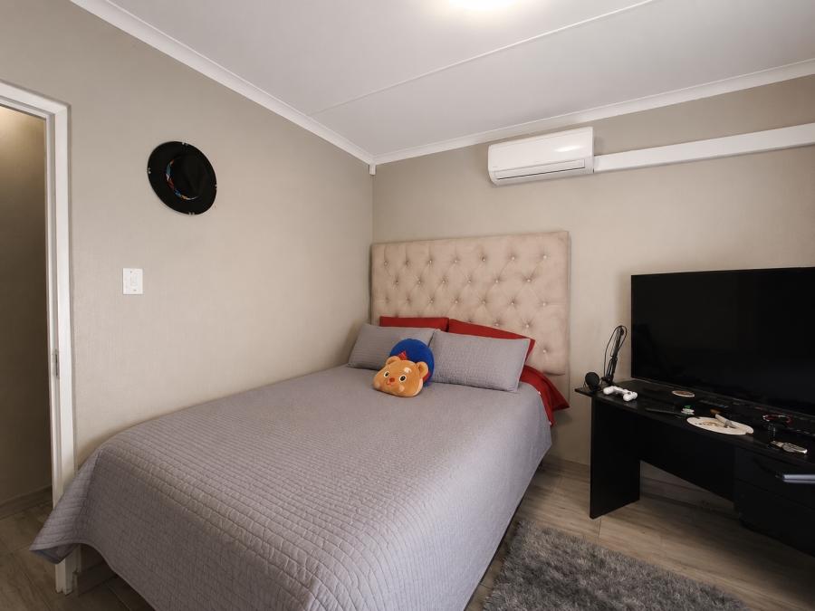 3 Bedroom Property for Sale in Die Hoewes Gauteng