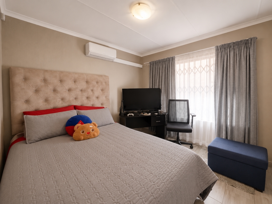 3 Bedroom Property for Sale in Die Hoewes Gauteng