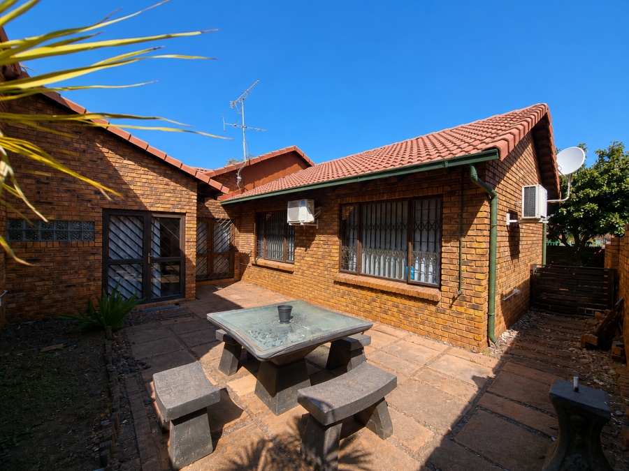 3 Bedroom Property for Sale in Die Hoewes Gauteng