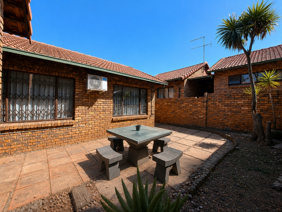 3 Bedroom Property for Sale in Die Hoewes Gauteng