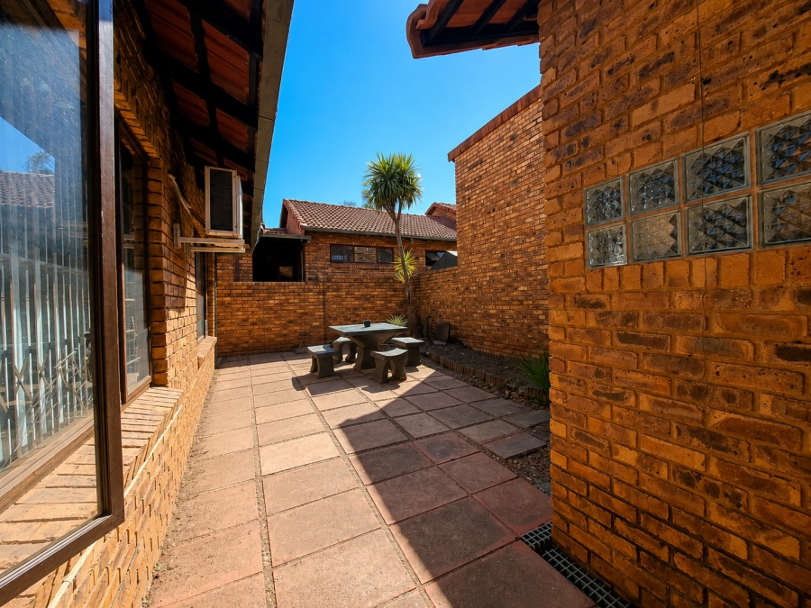 3 Bedroom Property for Sale in Die Hoewes Gauteng
