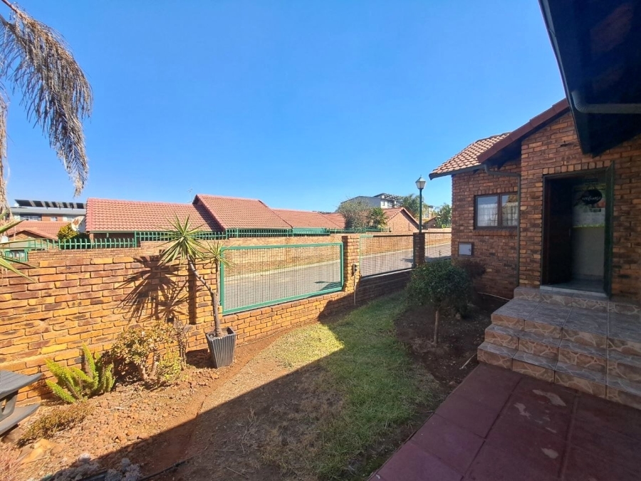 3 Bedroom Property for Sale in Die Hoewes Gauteng