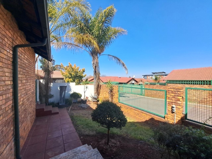 3 Bedroom Property for Sale in Die Hoewes Gauteng