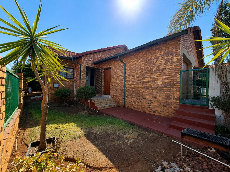 3 Bedroom Property for Sale in Die Hoewes Gauteng