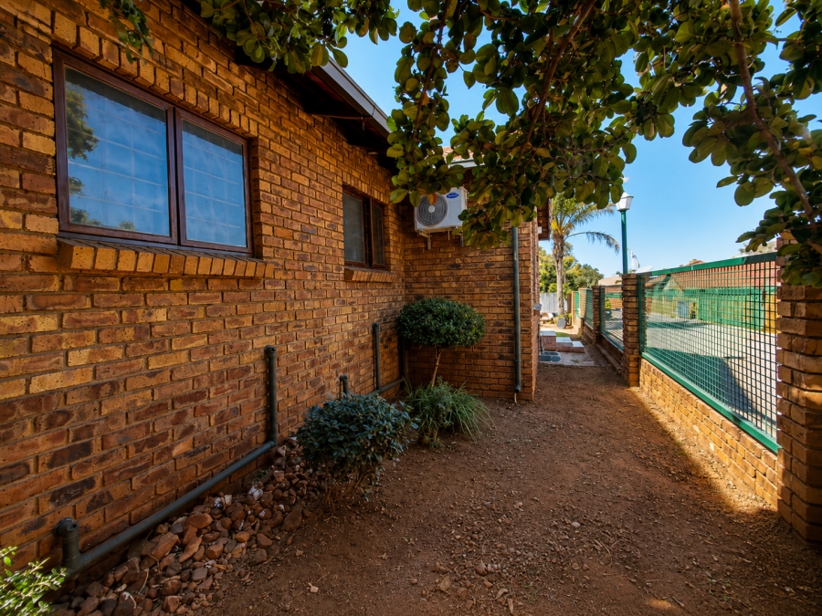 3 Bedroom Property for Sale in Die Hoewes Gauteng