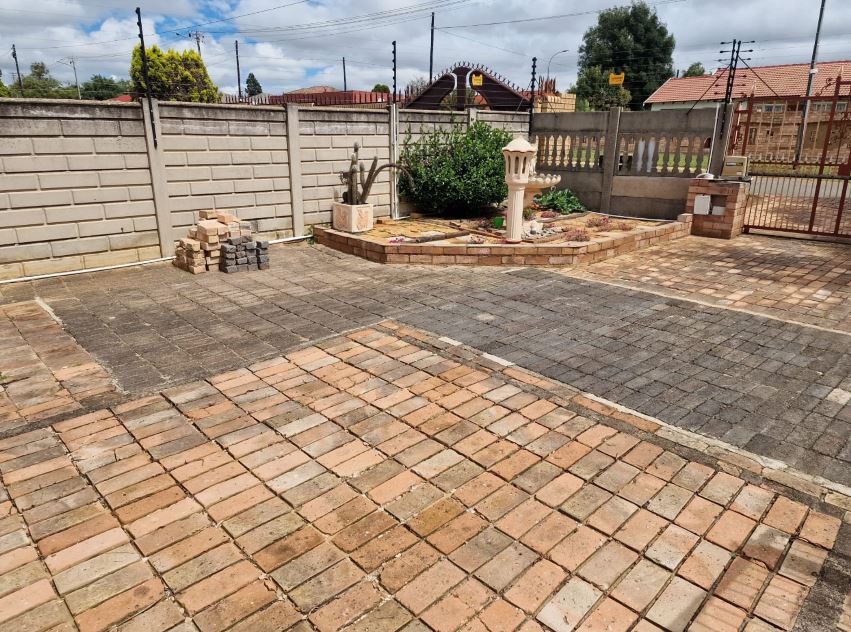 3 Bedroom Property for Sale in Finsbury Gauteng