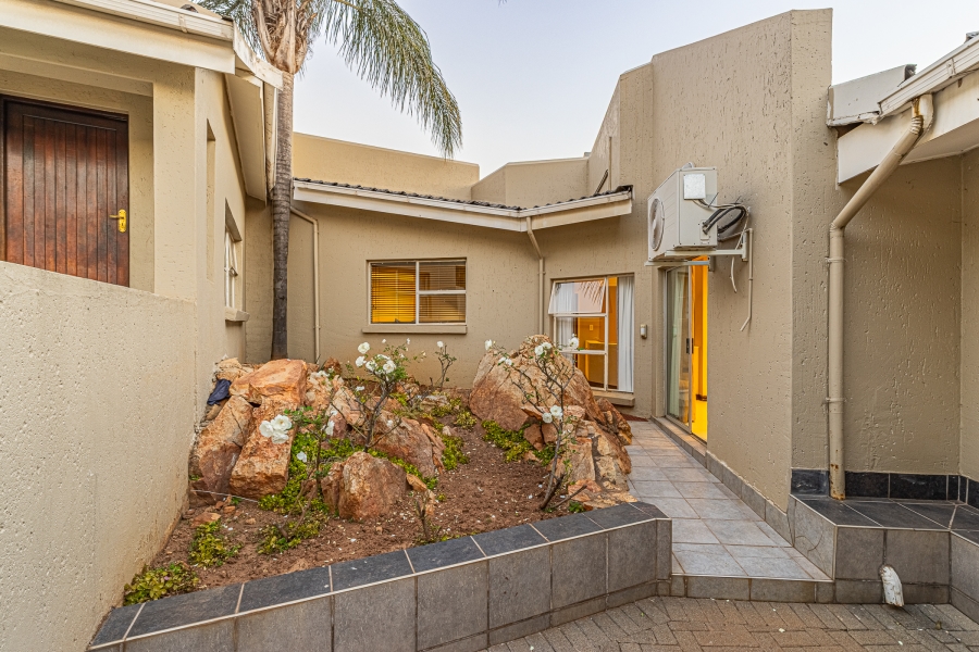 To Let 4 Bedroom Property for Rent in Bedfordview Gauteng