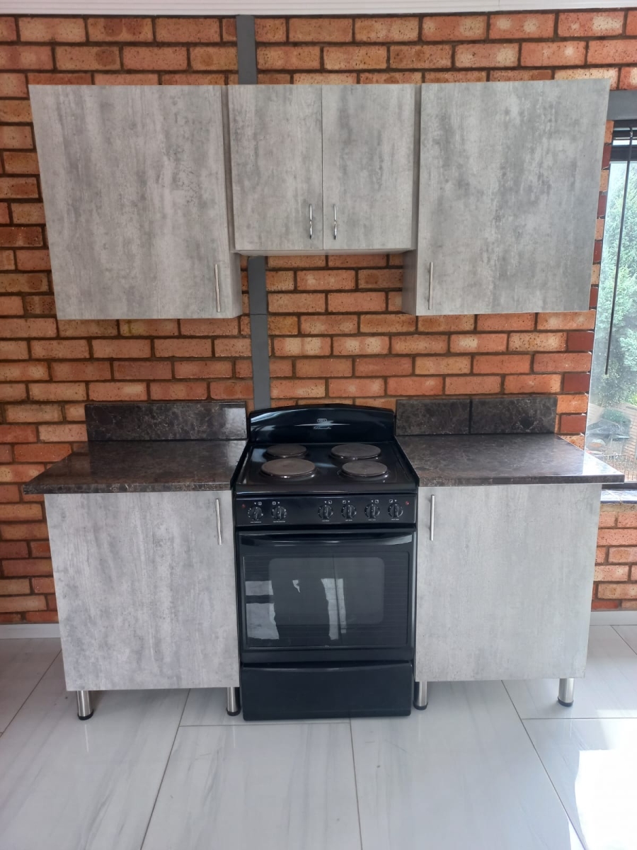 To Let 2 Bedroom Property for Rent in Allen Grove Gauteng