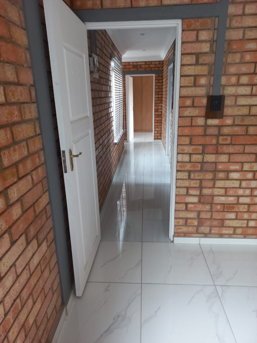 To Let 2 Bedroom Property for Rent in Allen Grove Gauteng
