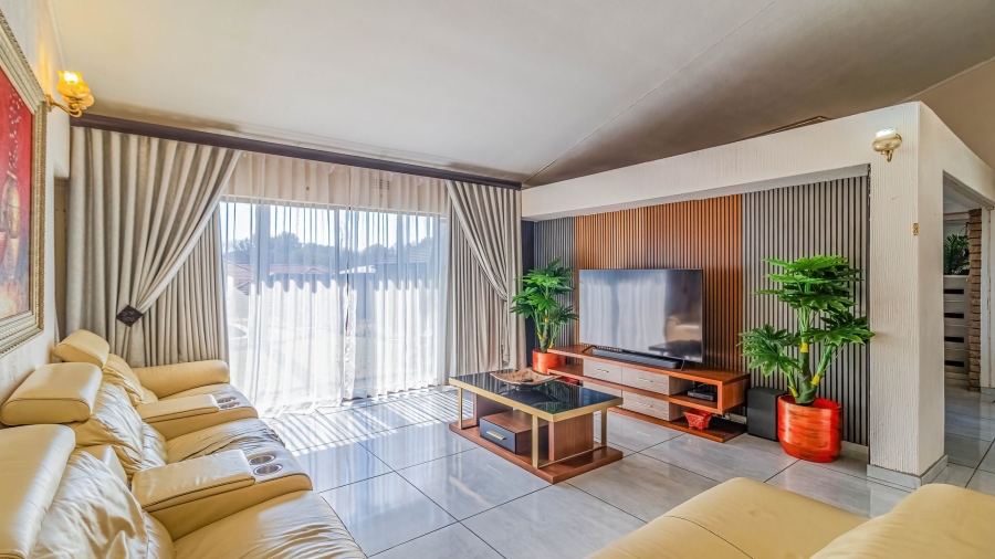 6 Bedroom Property for Sale in Robin Hills Gauteng