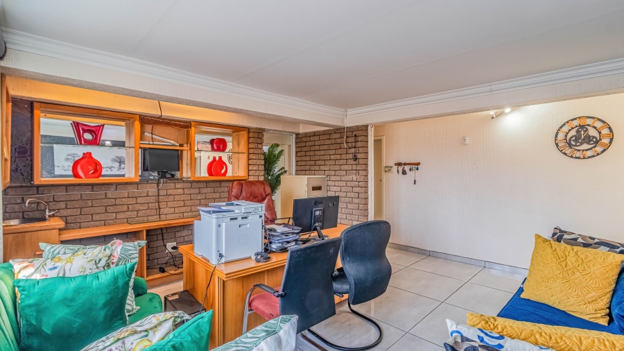 6 Bedroom Property for Sale in Robin Hills Gauteng