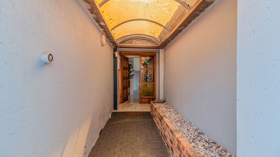 6 Bedroom Property for Sale in Robin Hills Gauteng