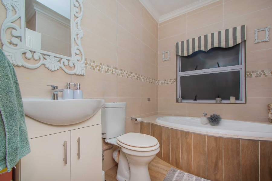 5 Bedroom Property for Sale in Noordheuwel Gauteng