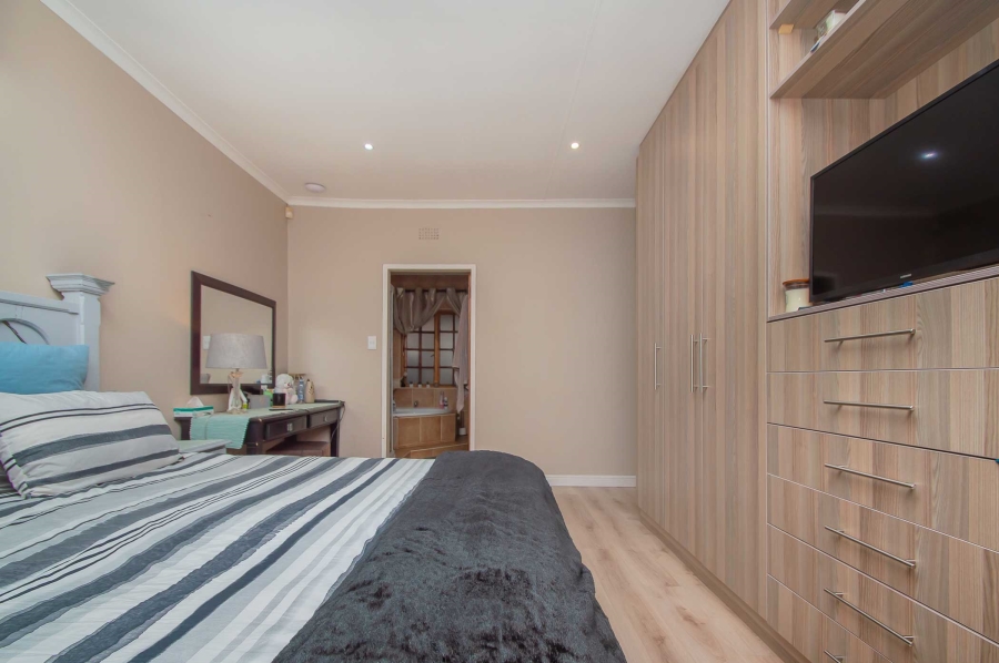5 Bedroom Property for Sale in Noordheuwel Gauteng