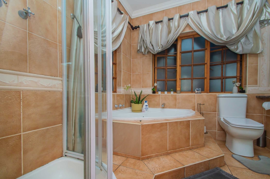 5 Bedroom Property for Sale in Noordheuwel Gauteng