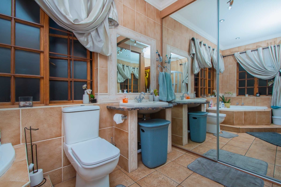 5 Bedroom Property for Sale in Noordheuwel Gauteng