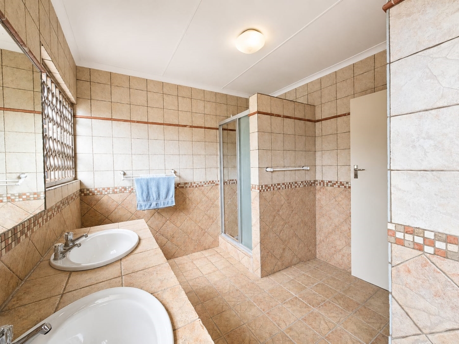 6 Bedroom Property for Sale in Florauna Gauteng