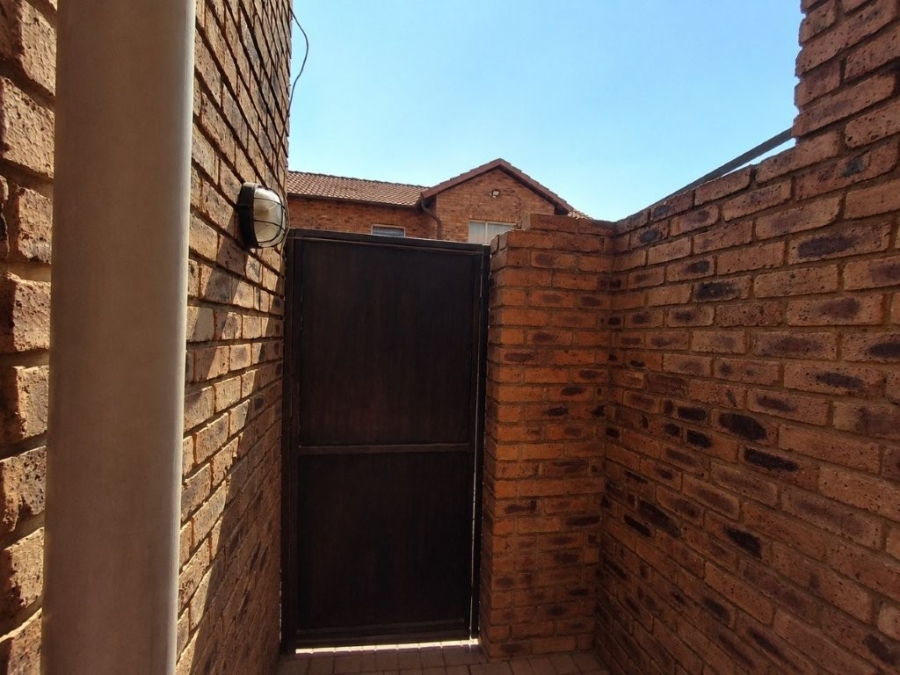 2 Bedroom Property for Sale in Groeneweide Gauteng