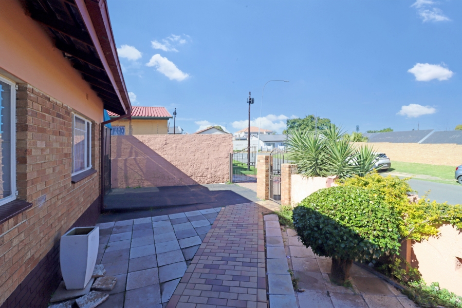 4 Bedroom Property for Sale in Bosmont Gauteng