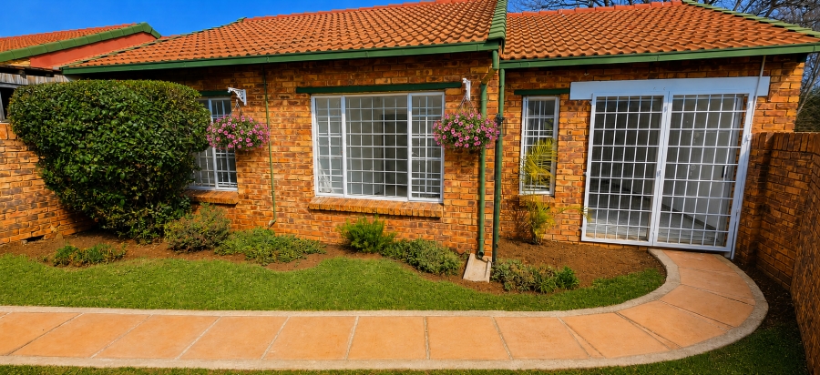 2 Bedroom Property for Sale in Die Hoewes Gauteng