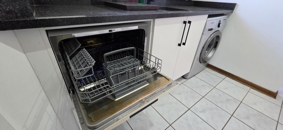 2 Bedroom Property for Sale in Die Hoewes Gauteng