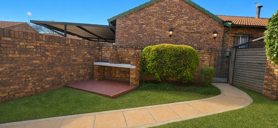 2 Bedroom Property for Sale in Die Hoewes Gauteng