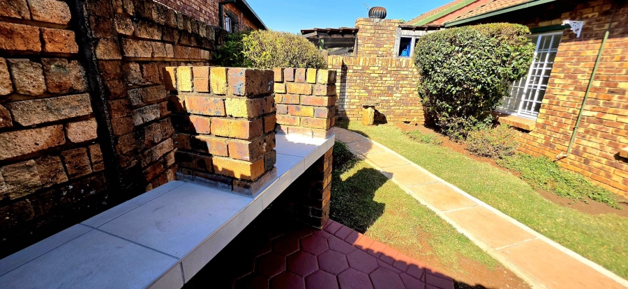 2 Bedroom Property for Sale in Die Hoewes Gauteng