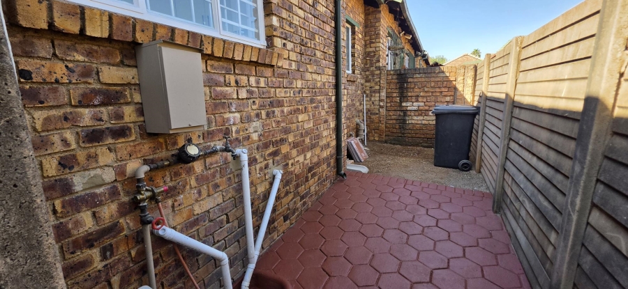 2 Bedroom Property for Sale in Die Hoewes Gauteng