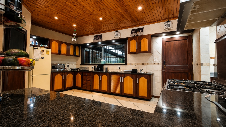 6 Bedroom Property for Sale in Rooihuiskraal Gauteng
