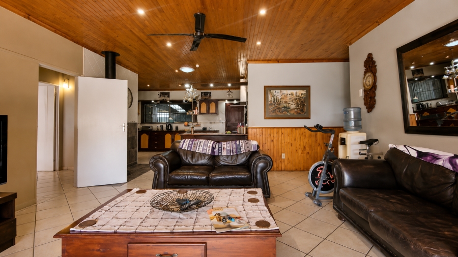 6 Bedroom Property for Sale in Rooihuiskraal Gauteng