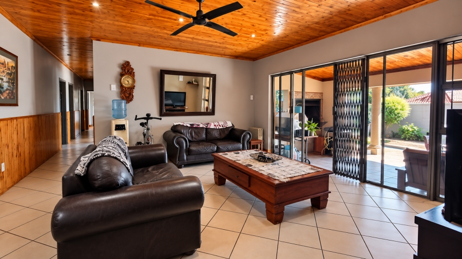 6 Bedroom Property for Sale in Rooihuiskraal Gauteng