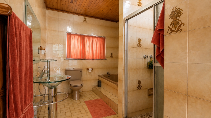 6 Bedroom Property for Sale in Rooihuiskraal Gauteng