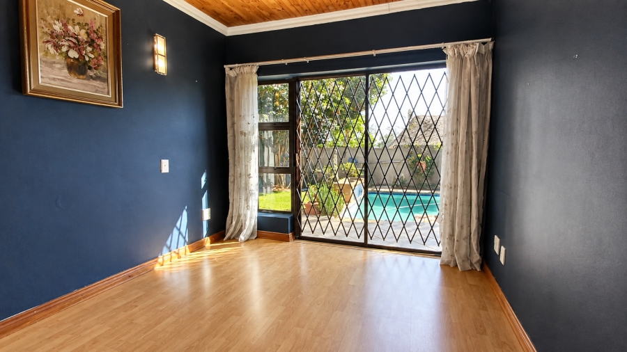 6 Bedroom Property for Sale in Rooihuiskraal Gauteng