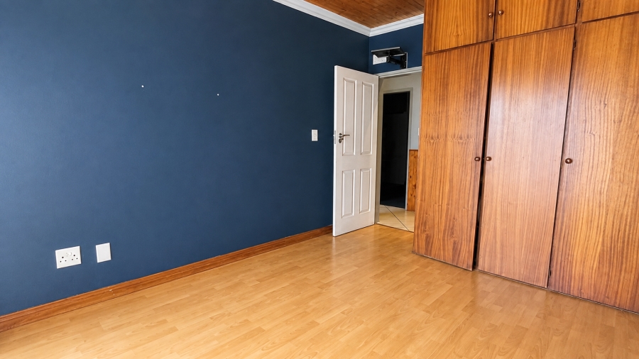 6 Bedroom Property for Sale in Rooihuiskraal Gauteng