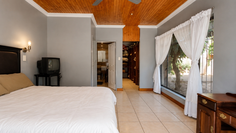 6 Bedroom Property for Sale in Rooihuiskraal Gauteng