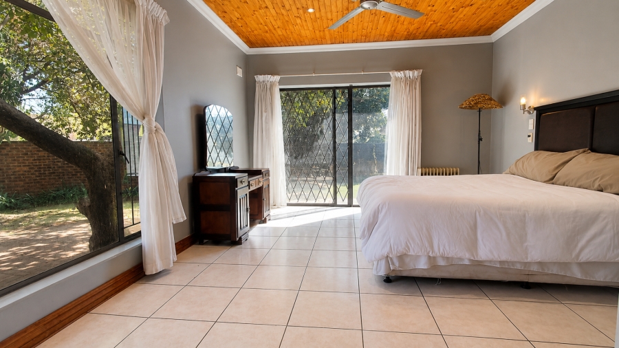 6 Bedroom Property for Sale in Rooihuiskraal Gauteng