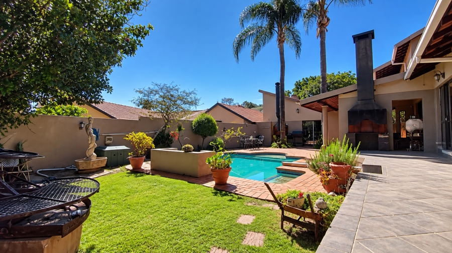 6 Bedroom Property for Sale in Rooihuiskraal Gauteng