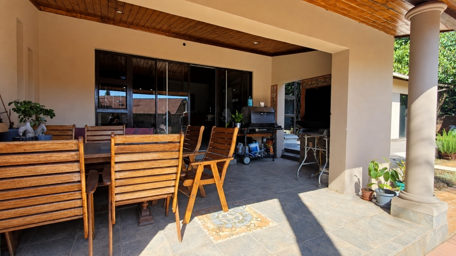 6 Bedroom Property for Sale in Rooihuiskraal Gauteng
