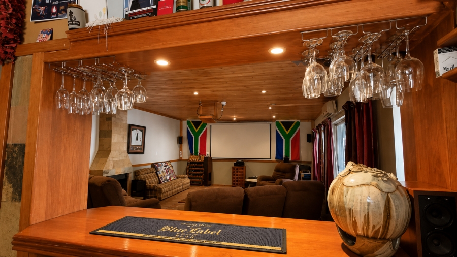 6 Bedroom Property for Sale in Rooihuiskraal Gauteng
