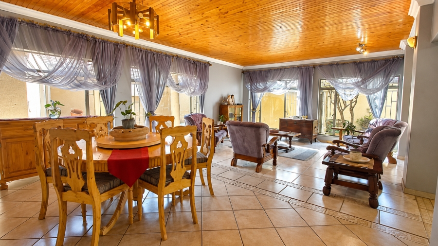 6 Bedroom Property for Sale in Rooihuiskraal Gauteng