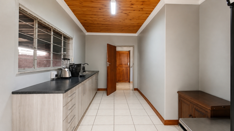 6 Bedroom Property for Sale in Rooihuiskraal Gauteng