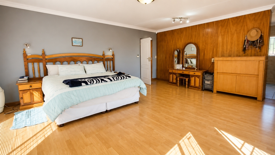 6 Bedroom Property for Sale in Rooihuiskraal Gauteng
