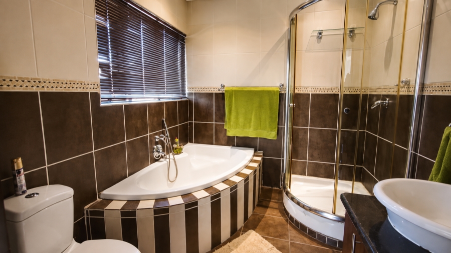 6 Bedroom Property for Sale in Rooihuiskraal Gauteng